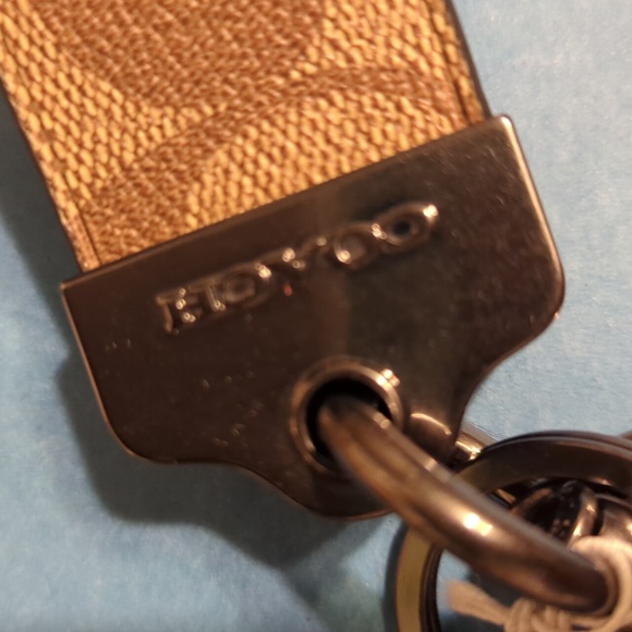 NWT 🫶 COACH 🫶 leather/canvas 🌟LOOP KEY FOB SIGNATURE KHAKI/GUNMETAL 🎁 GIFT! - Picture 3 of 8
